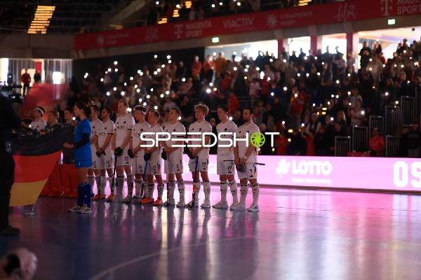 Spieler von Deutschland bei Nationalhymne