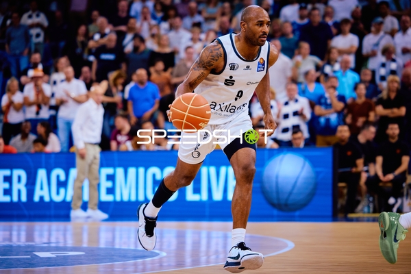 Dribbling DeAndre Lansdowne (9;Niners Chemnitz)
