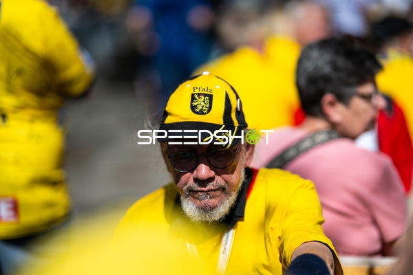 Starke Unterstützung der Fans vor dem Anpfiff