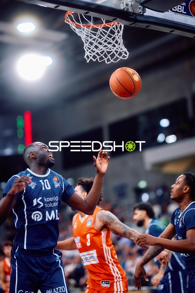 Wurf von Bakary Dibba (10;MLP Academics Heidelberg) im Angriff