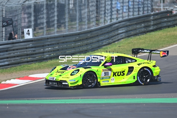 Rennfahrzeug auf der Rennstrecke