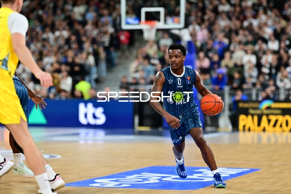 DJ Horne (0; MLP Academics Heidelberg) mit Ball in Aktion