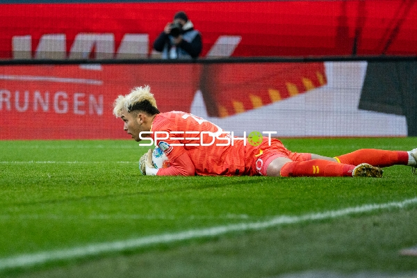 Maximilian Bauer (23; FC Augsburg) am Boden mit Ball