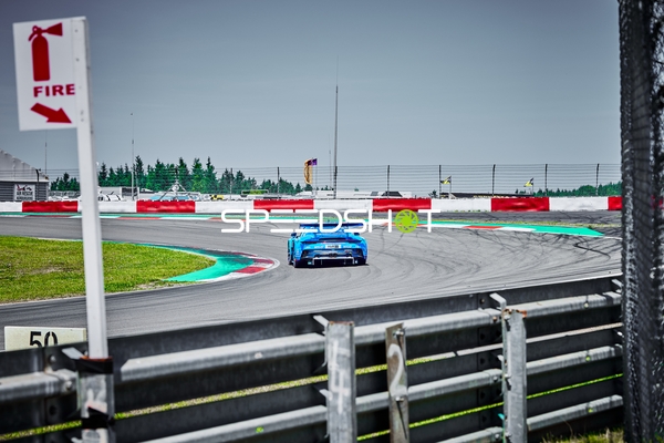 Rennfahrzeug auf der Rennstrecke