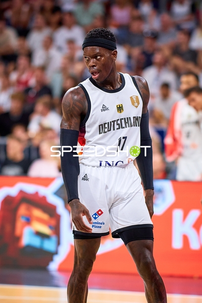 Dennis Schröder (17; Deutschland) auf dem Court