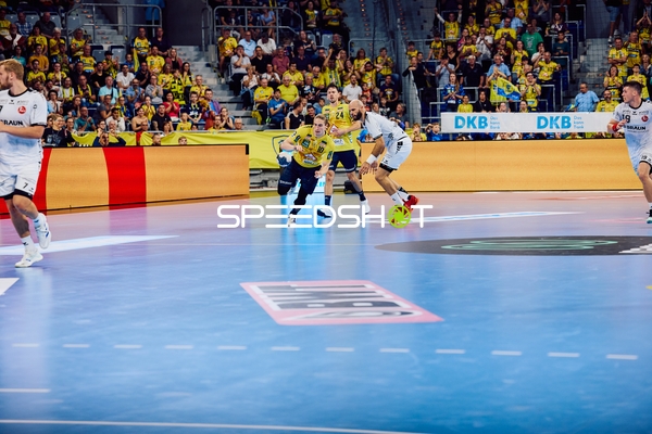 Ein Spieler der Rhein Neckar Löwen im Angriff gegen MT Melsungen