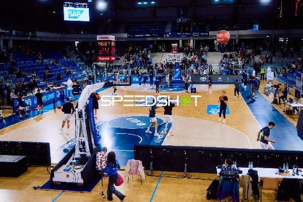 Aufwärmen der Spieler auf dem Basketballfeld
