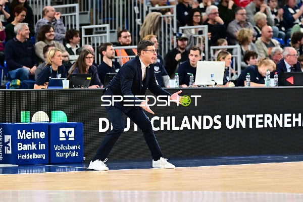 Trainer am Spielfeldrand