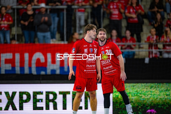 11; SG BBM Bietigheim und Jonathan Fischer (36; SG BBM Bietigheim) im Gespräch