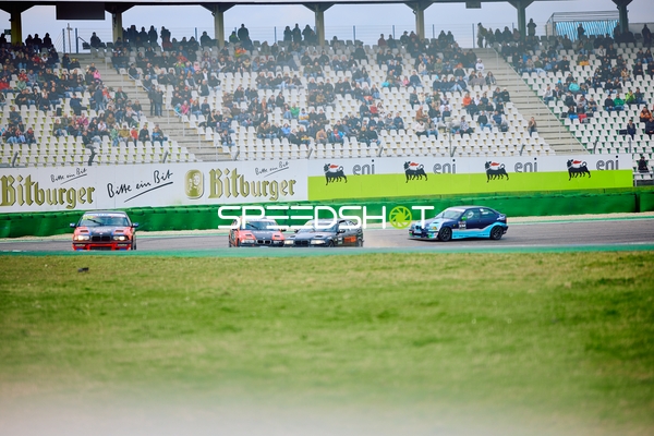 Spannende Kurvenfahrt beim Rennen in Hockenheim