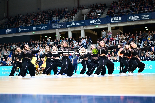 Tanzgruppe auf Basketballfeld