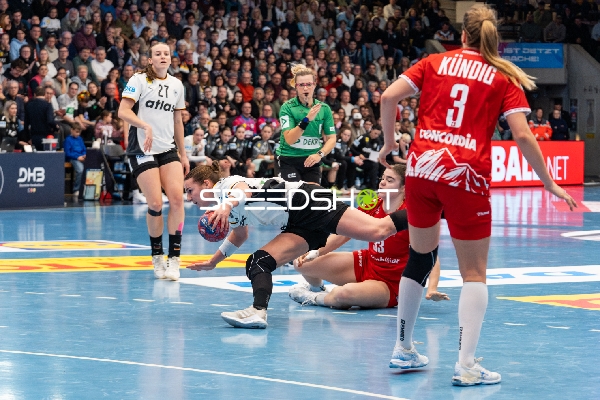 Julia Maidhof (27; Deutschland) im Zweikampf mit Nora Snedkerud (33; Schweiz)