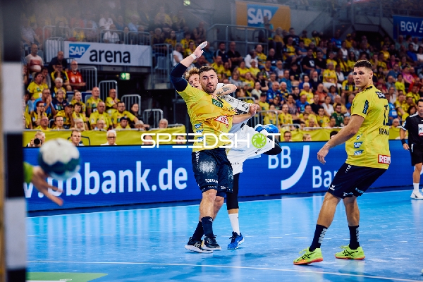 Ein Spieler von Rhein Neckar Löwen wirft den Ball in Richtung Tor.
