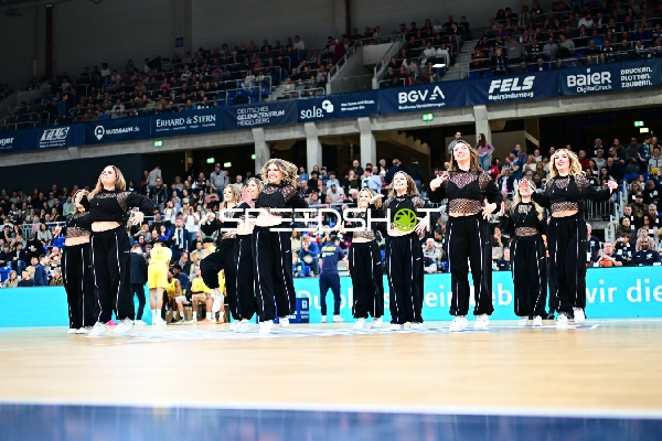 Tanzgruppe auf dem Spielfeld