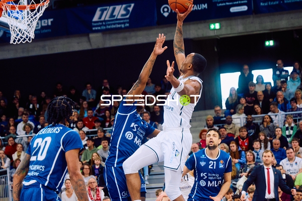Ein Spieler von Brose Bamberg geht zum Korb gegen die Verteidigung von MLP Academics Heidelberg.