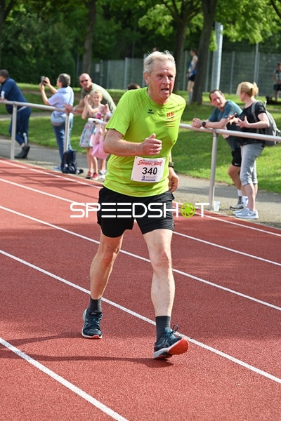 Läufer mit Startnummer 340 auf der Bahn