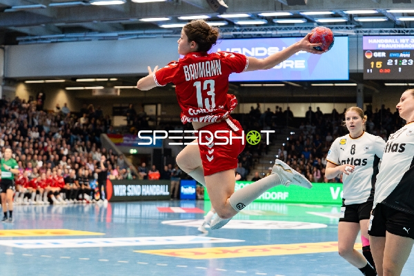 Era Baumann (13; Schweiz) wirft aufs Tor