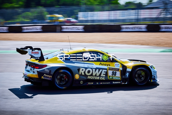 Rennfahrzeug auf der Rennstrecke