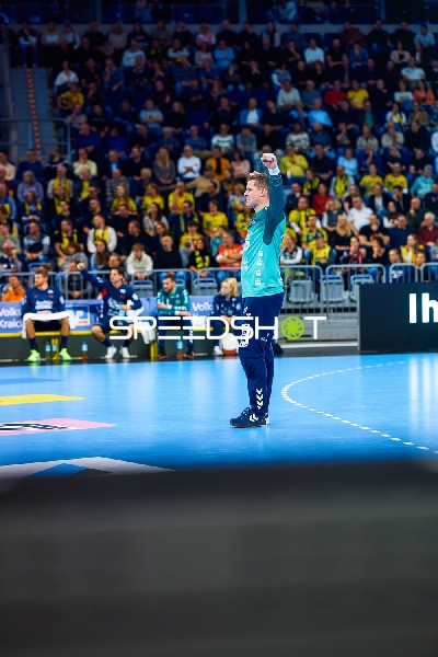 Ein Torwart von SG Flensburg Handewitt jubelt.