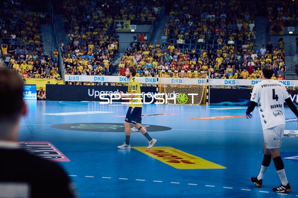 Ein Spieler von THW Kiel bewegt sich auf dem Spielfeld.