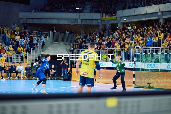 Ein Spieler der Rhein Neckar Löwen wirft auf das Tor.