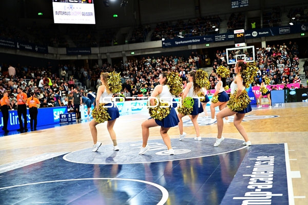 Cheerleader tanzen im SNP Dome