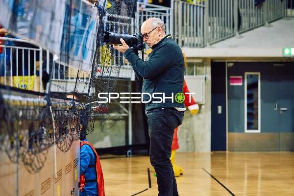 Ein Fotograf nimmt Bilder am Spielfeldrand auf.