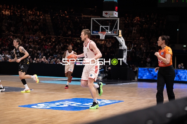 Niels Giffey (5; FC Bayern Basketball) und Benjamin Schröder (2; Basketball Löwen Braunschweig) in Aktion