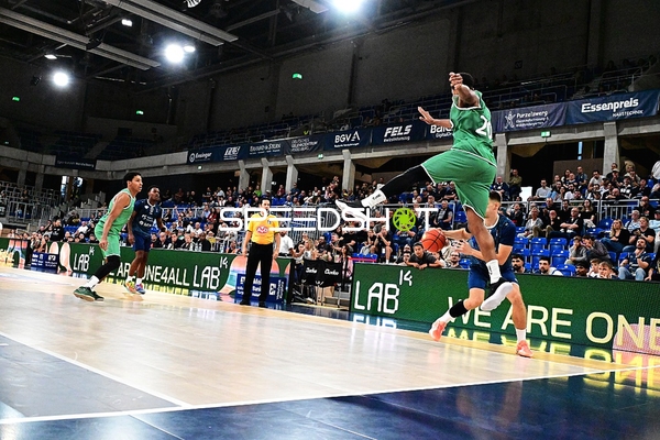 Zweikampf Urald King (20; Gladiators Trier) und Marcel Keßen (15; MLP)