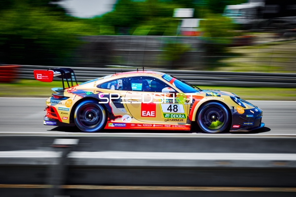 Rennfahrzeug auf der Rennstrecke