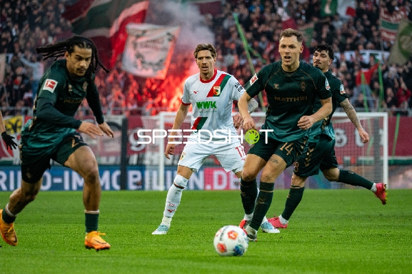 Spieler mit Ball in Aktion