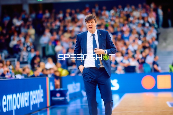 Trainer an der Seitenlinie vor Spielbeginn