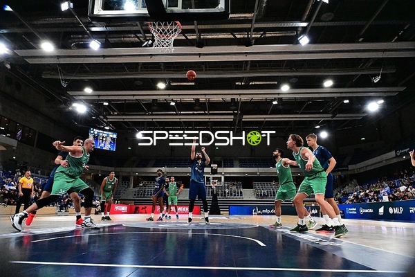 Niklas Würzner (2; MLP) wirft auf Korb