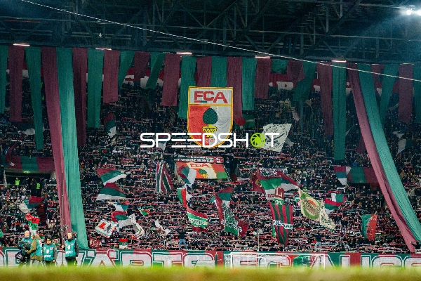 Fans in der WWK-Arena