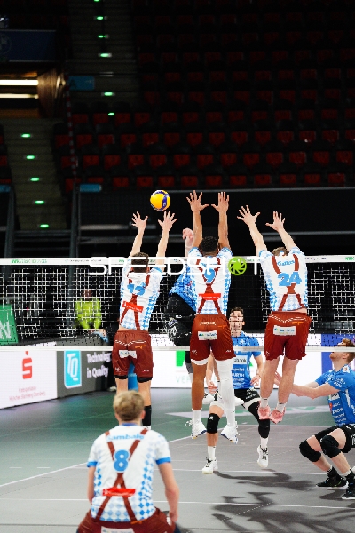 Block am Netz mit Simon Gallas (24; WWK Volleys Herrsching)