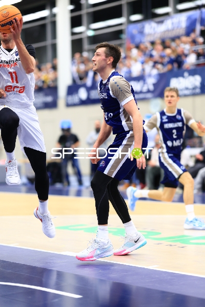 Erol Ersek (11; MLP Academics Heidelberg) mit Ball in Aktion