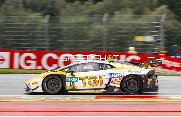 Rennfahrzeug auf der Rennstrecke