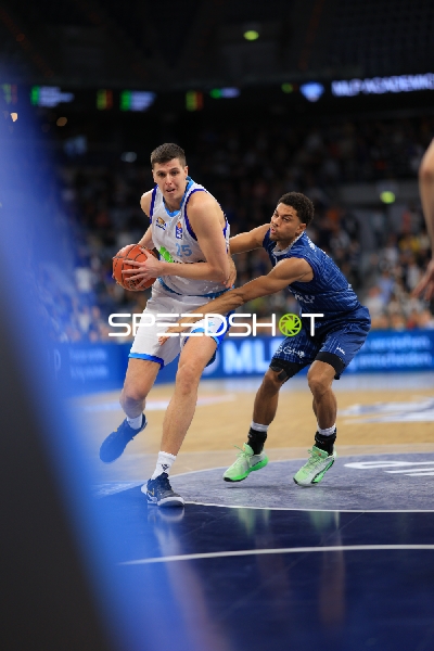 25; MLP Academics Heidelberg mit Ball in Aktion