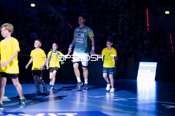 Einlauf von Mijajlo Marsenić (93; Füchse Berlin)