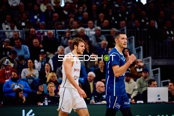 Spieler während einer Spielpause auf dem Spielfeld.