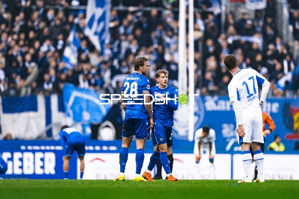 Spielszene mit Marcel Franke (28; Karlsruher SC) und Meiko Wäschenbach (36; Karlsruher SC)