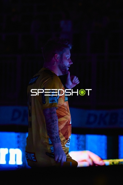 Ein Spieler der Rhein Neckar Löwen richtet seinen Fokus auf das Spielfeld.