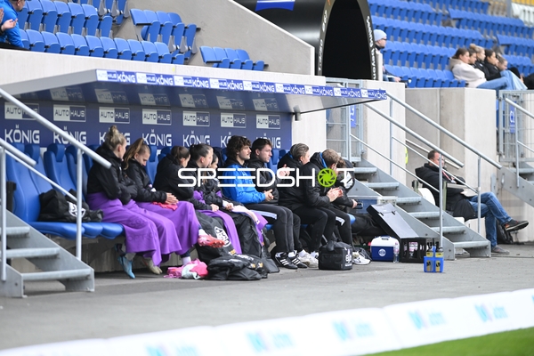 Spieler und Trainer auf der Bank