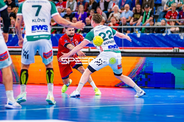 Pass von Juan De la Pena (13;SG BBM Bietigheim) gegen Erik Persson (22;Frisch Auf Göppingen)