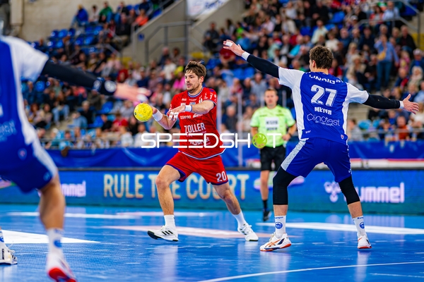 Paco Barthe (20, SG BBM Bietigheim) passt den Ball