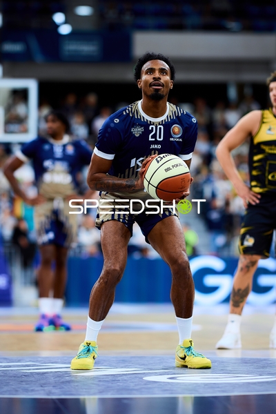 Michael Weathers (20; MLP Academics Heidelberg) am Freiwurf