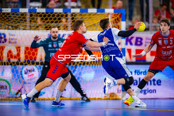 Nikola Vlahovic (3, SG BBM Bietigheim) verteidigt Angriff