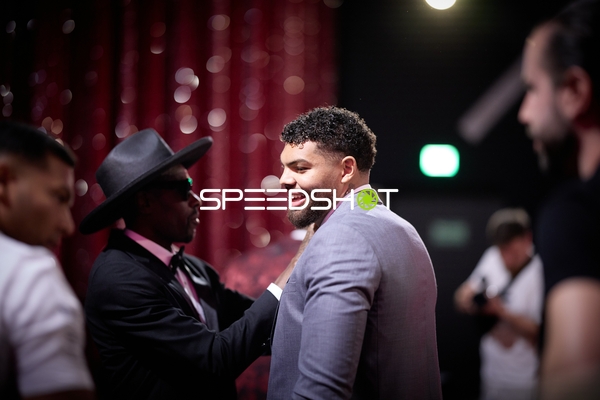 Ringside-Zone Face-Off