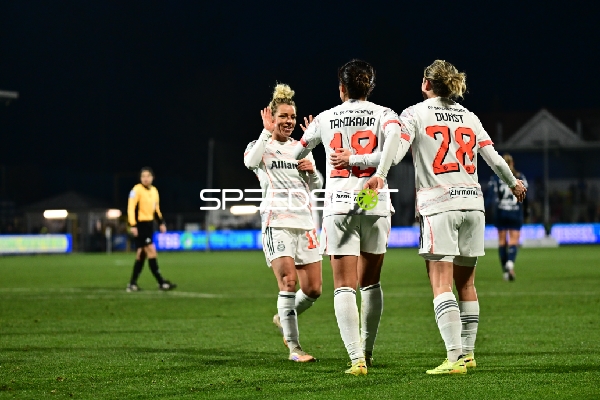 Spielerinnen feiern Tor