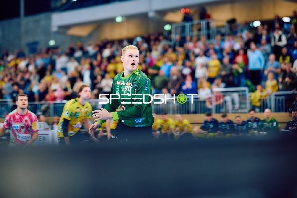 Ein Torhüter beobachtet die Spielfeldaktion konzentriert.